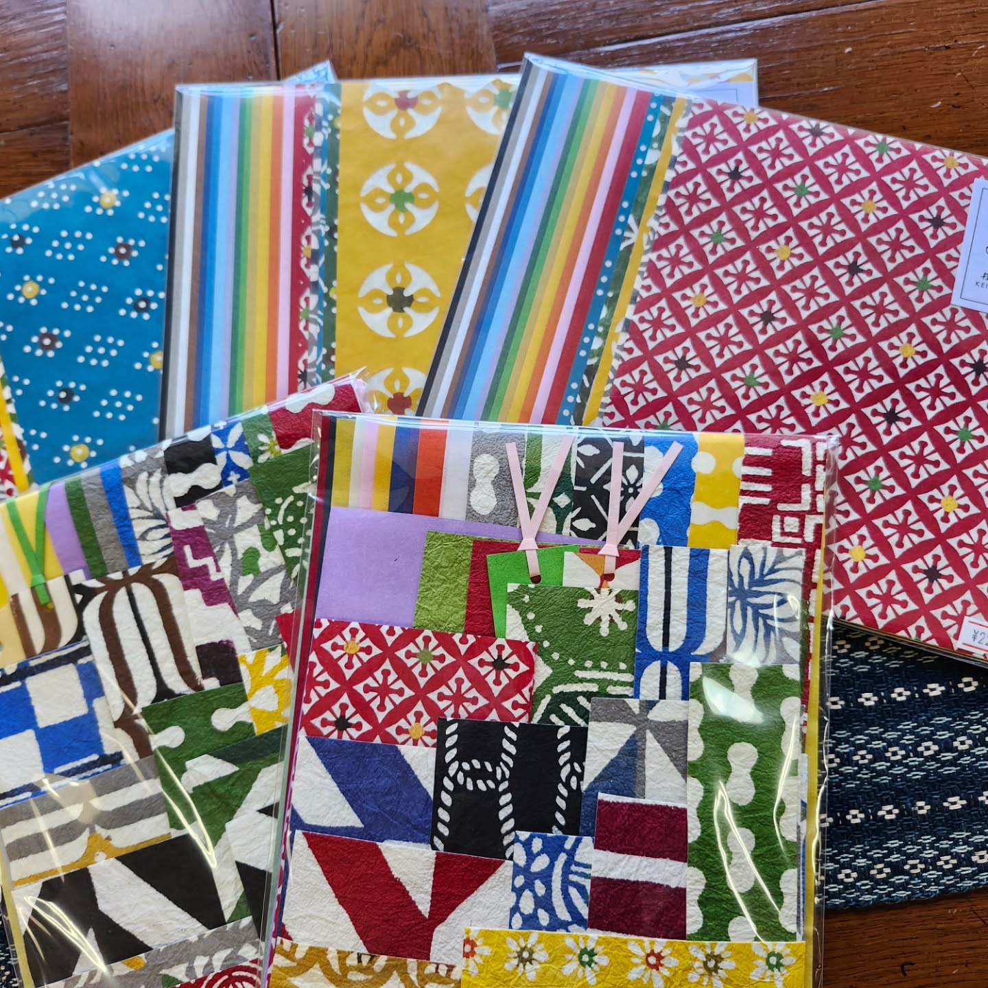 7月半場を過ぎ、暑さが激しい毎日です。子ども達は夏休みがはじまりました。和紙文庫では、小物入れや箱など和紙の小物類の他に夏休みの工作などに使える大判の手すき和紙、染紙セットや端紙セットなど和紙文庫限定品も揃えております。ぜひお立ち寄りくださいませ。#和紙文庫#手漉き和紙#夏休み#工作#宿題#工作材料#夏#暑すぎ#富山市#八尾#おわら風の盆