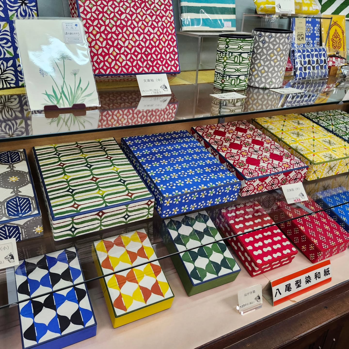 NHK連続テレビ小説「あんぱん」やなせたかしさんの机の上に桂樹舎の文庫箱を見つけました。これまでも、シリーズ毎に小道具として使われているのを発見するたび、なんだか嬉しい気分です。和紙文庫でも各種販売中です。また、人気のため長らくソールドアウトだったホームページ販売も在庫が入り、購入可能になりました。#あんぱん#NHK#連続テレビ小説#小道具#文庫箱#桂樹舎#発見#ホームページ#やなせたかし#ネット販売#ソールドアウト#再販