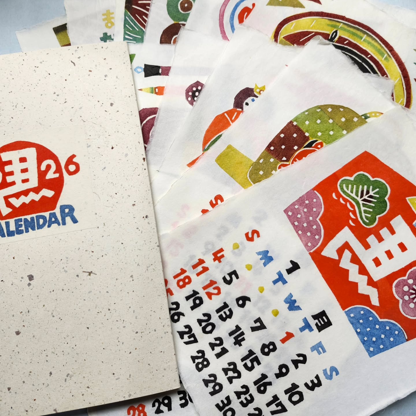 2026年版　小田中耕一カレンダー発売のお知らせ2026年版カレンダーは小田中耕一さんのデザインです。型染め、卓上型、ポスター型の3種類揃えております。小田中さんの優しくユーモアのあるあたたかみのある作品はいががでしょうか。ホームページ販売は現在、準備を進めております。もうしばらくお待ちくださいませ。#2026年#カレンダー#和紙カレンダー#小田中耕一#型染め#和紙文庫#桂樹舎#販売開始