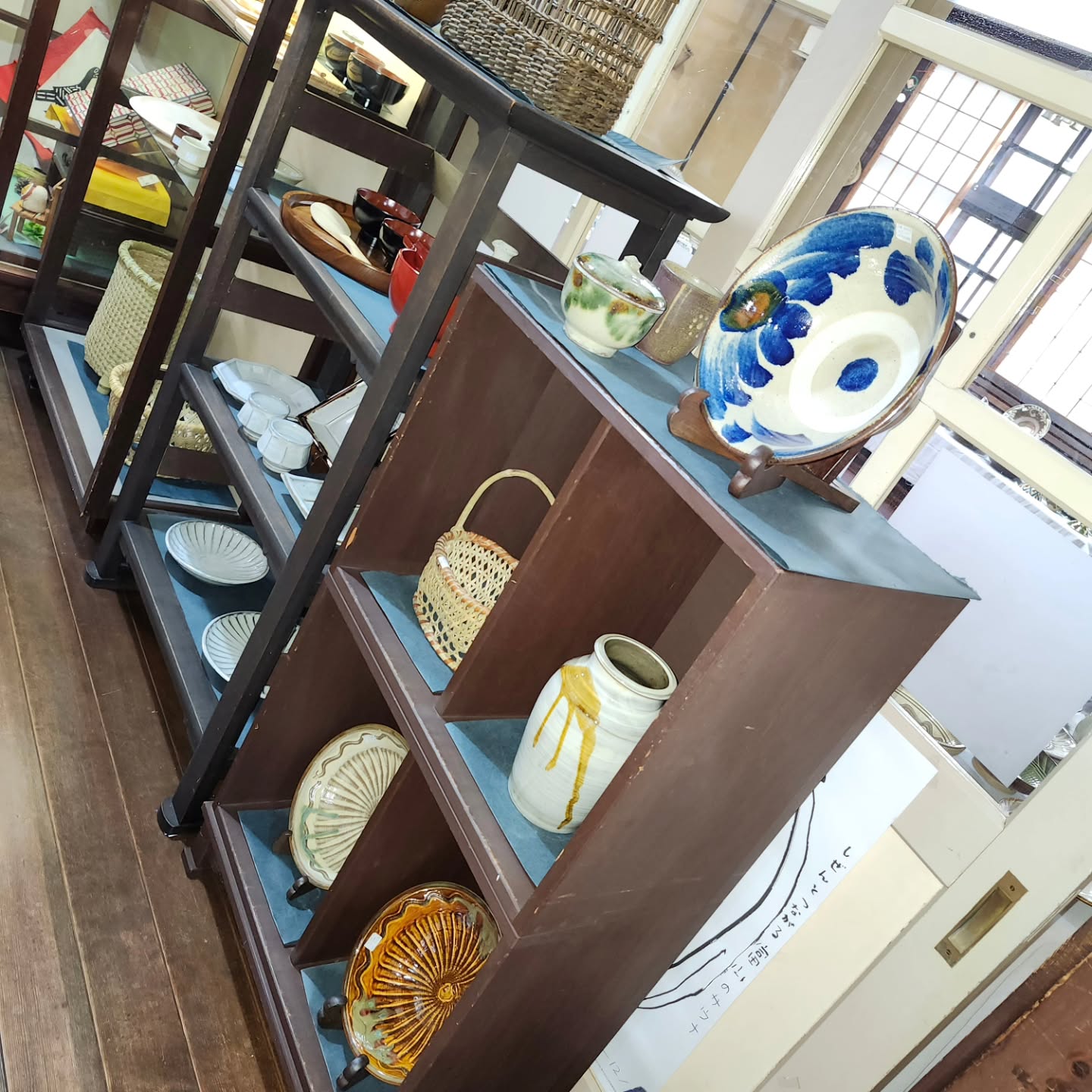 日本の手仕事展本日11月14日から17日まで、桂樹舎和紙文庫では日本の手仕事展を開催しております。日本各地の魅力的な品々がご覧になれます。あいにくの曇り空ですが、秋のお出かけに是非お立ち寄りください。#手仕事#民芸#富山市#八尾町#桂樹舎 #和紙文庫#もやい工藝#秋のイベント