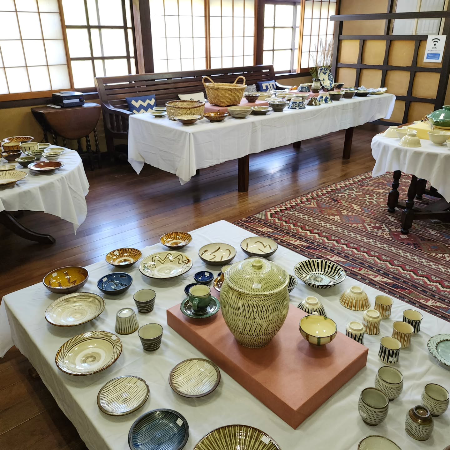 桂樹舎和紙文庫で開催中の手仕事展は、本日最終日です。たくさんのお客様に来ていただき、かなり品薄になった会場です。本日は16時までとなっております。なお、明日の和紙文庫は臨時休業日となります。#最終日#品薄#日本の手仕事展#陶器 #ガラス#イベント#桂樹舎#和紙文庫 #手漉き和紙#富山市#秋#八尾