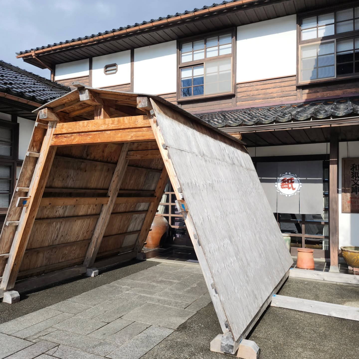 12月中旬を過ぎ、和紙文庫は雪に備えて冬支度を終えました。小田中耕一型染めカレンダーは人気のため完売となりました。卓上カレンダー、ポスターカレンダーはまだ在庫がございます。和紙文庫、桂樹舎ホームページショップでご購入いただけます。年末年始のプレゼントにおすすめです。#12月#師走#カレンダー#型染め#小田中耕一#卓上カレンダー#ポスターカレンダー#冬#雪吊り#雪#完売#富山市#手すき和紙#和紙