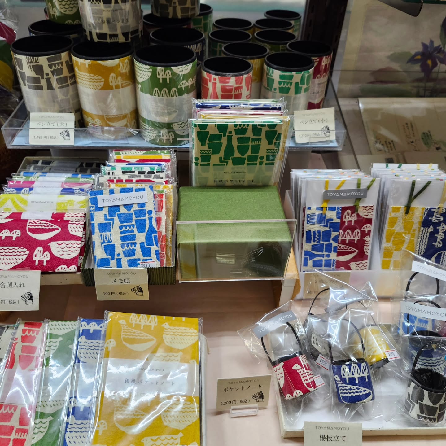 和紙文庫 営業中です和紙文庫は年末年始休館が終わり、昨日10日より通常営業(10時～17時)を開始しております。次回の休館日は1月19日(月)です。以降の休館日はホームページをご覧ください。お土産やプレゼントにおすすめの富山もよう商品や、和紙文庫限定柄の御朱印帳も並んでおります。昨日からの雪で幻想的な、雪国らしさを感じにぜひお立ち寄りください。#雪国#和紙文庫#桂樹舎#営業中#お土産#限定#富山市#八尾#雪#富山もよう#プレゼント#型染め